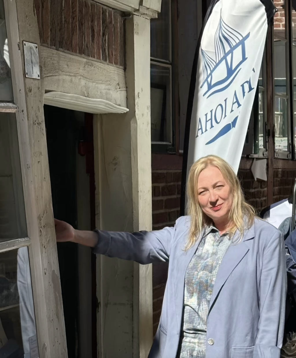 AhoiArt Galerie Eingang in der Kramergasse mit Beachflag